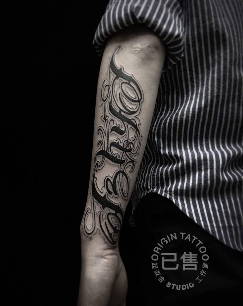 花体纹身图片_手部花体字纹身图案