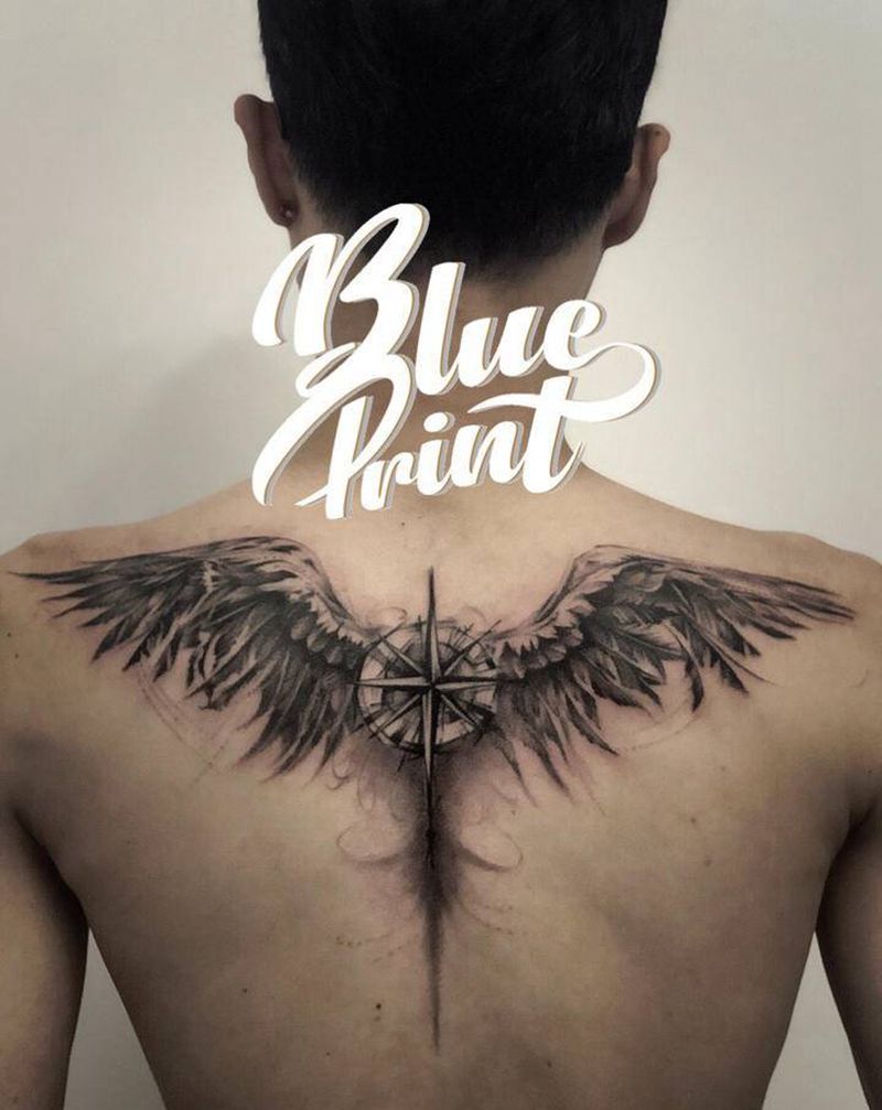 翅膀纹身图片_背部欧美写实指南针纹身图案