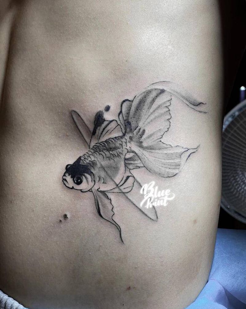 小金鱼纹身图片_腹部水墨纹身图案
