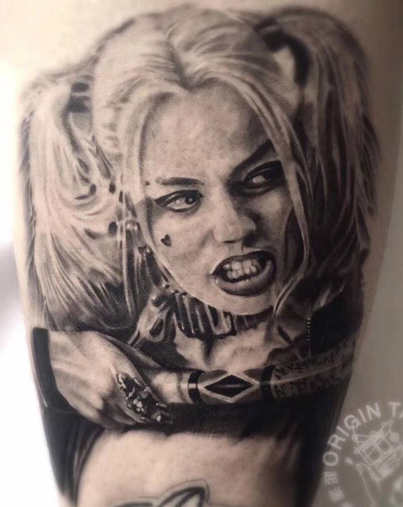 小丑女纹身图片_腿部欧美写实纹身图案