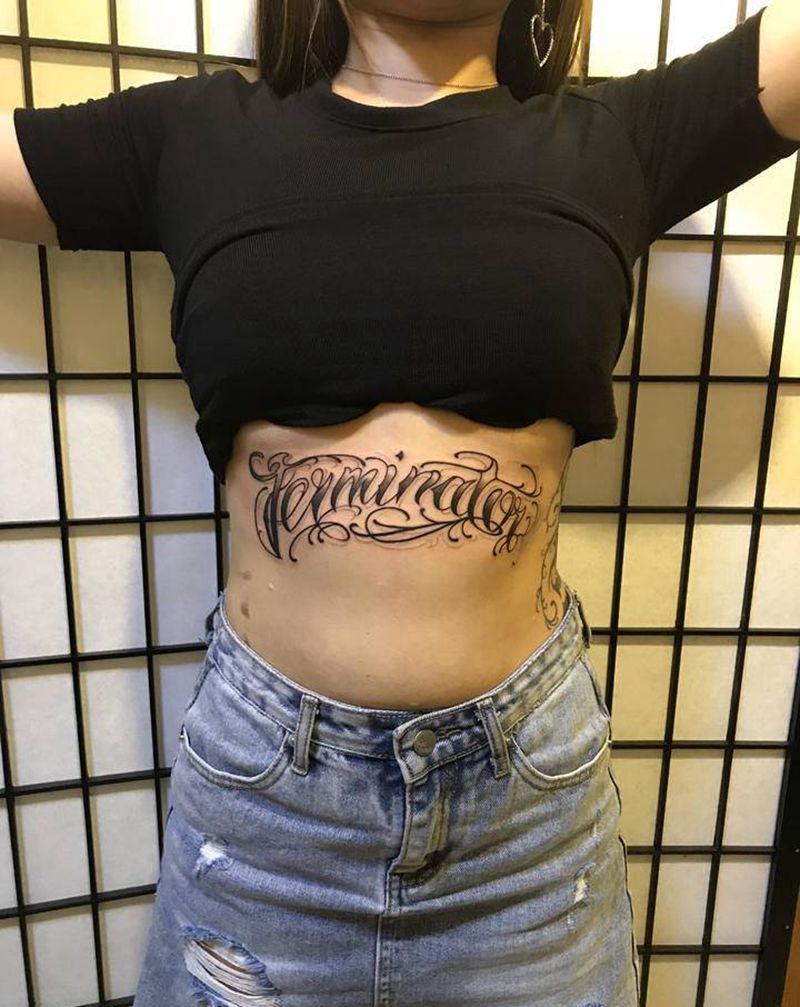 奇卡诺纹身图片_腹部花体字纹身图案
