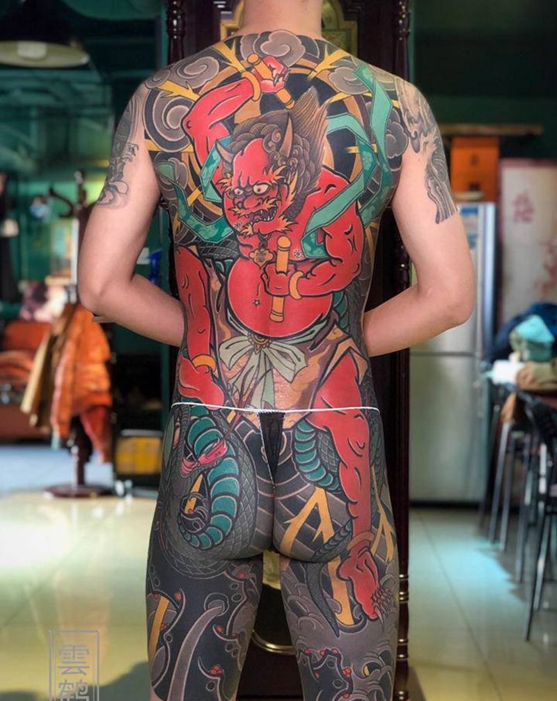 雷鬼伏蛇纹身图片_臀部背部老传统雷神纹身图案