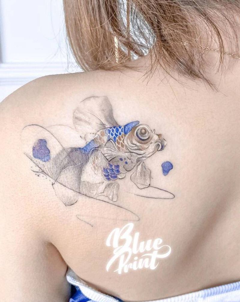 金鱼纹身图片_背部水墨纹身图案