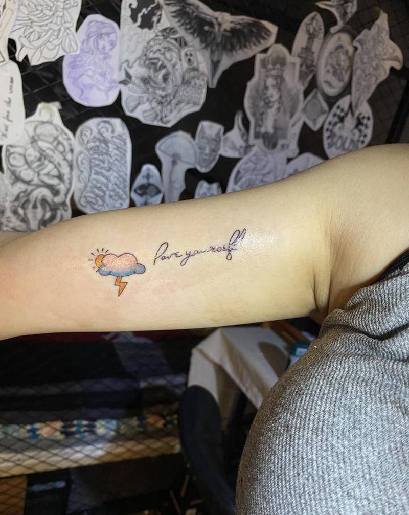 英文纹身图片_手臂花体字水彩云纹身图案
