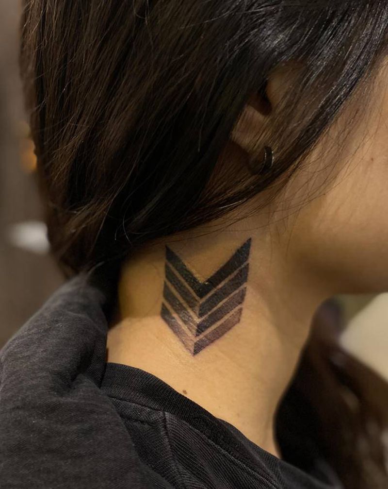 角纹身图片_颈部欧美写实点刺纹身图案