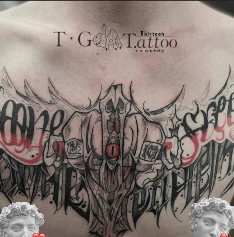 花胸 花体字纹身图片_胸部纹身图案
