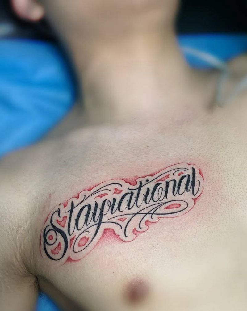 软花纹身图片_胸部花体字纹身图案