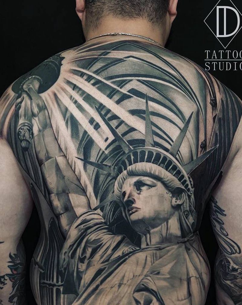 自由女神纹身图片_背部欧美写实纹身图案