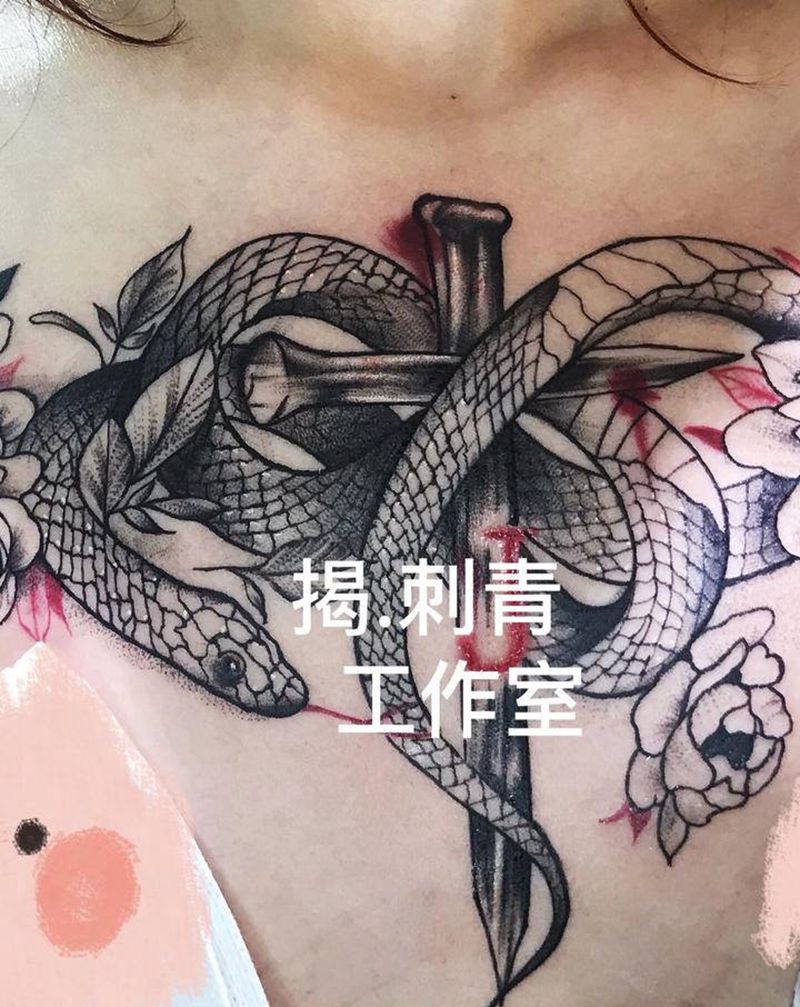 蛇与素花花胸纹身图片_胸部点刺纹身图案