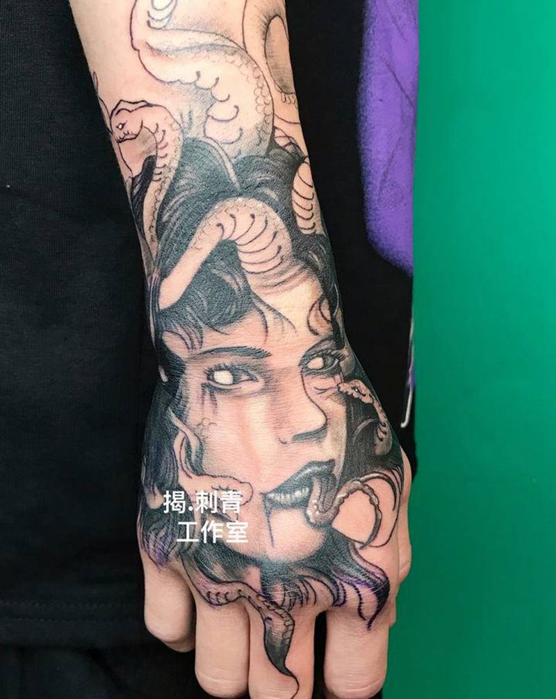 美杜莎纹身图片_手部欧美写实纹身图案