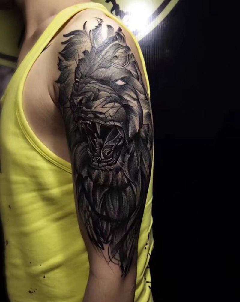 狮子纹身图片_手臂几何新传统纹身图案