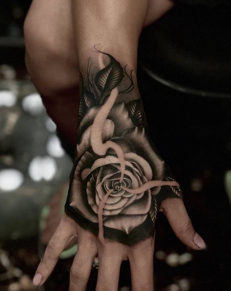 《欧美写实玫瑰花手背》纹身图片_欧美写实纹身图案