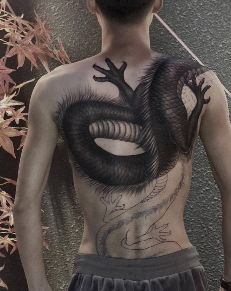 龙纹身图片_背部欧美写实龙纹身图案