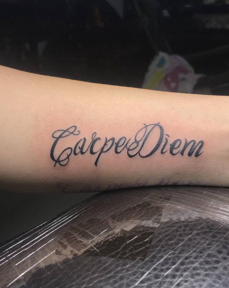 及时行乐纹身图片_手臂花体字纹身图案