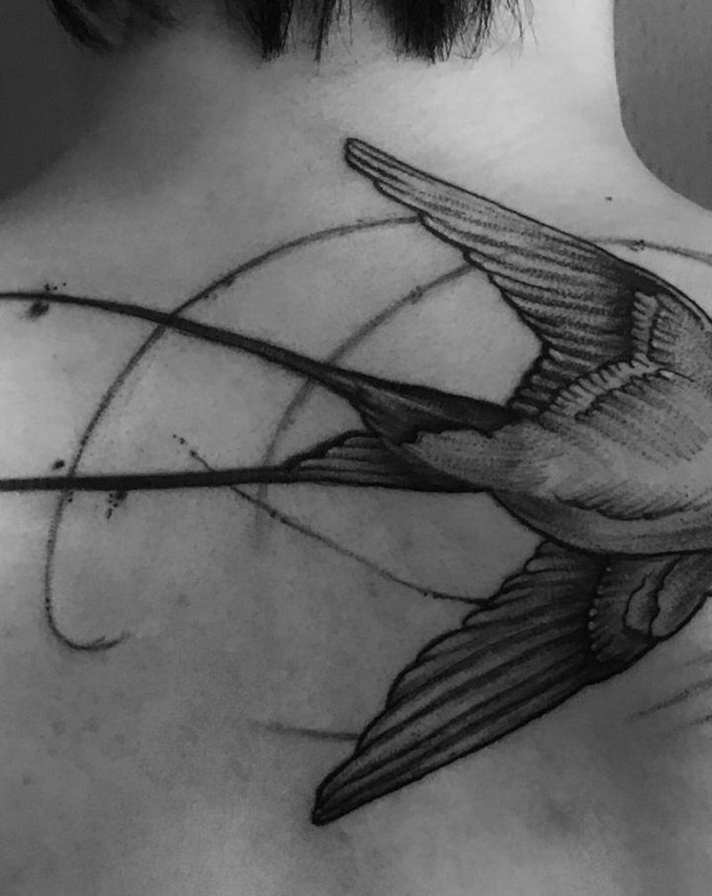 燕子纹身图片_背部New School点刺纹身图案