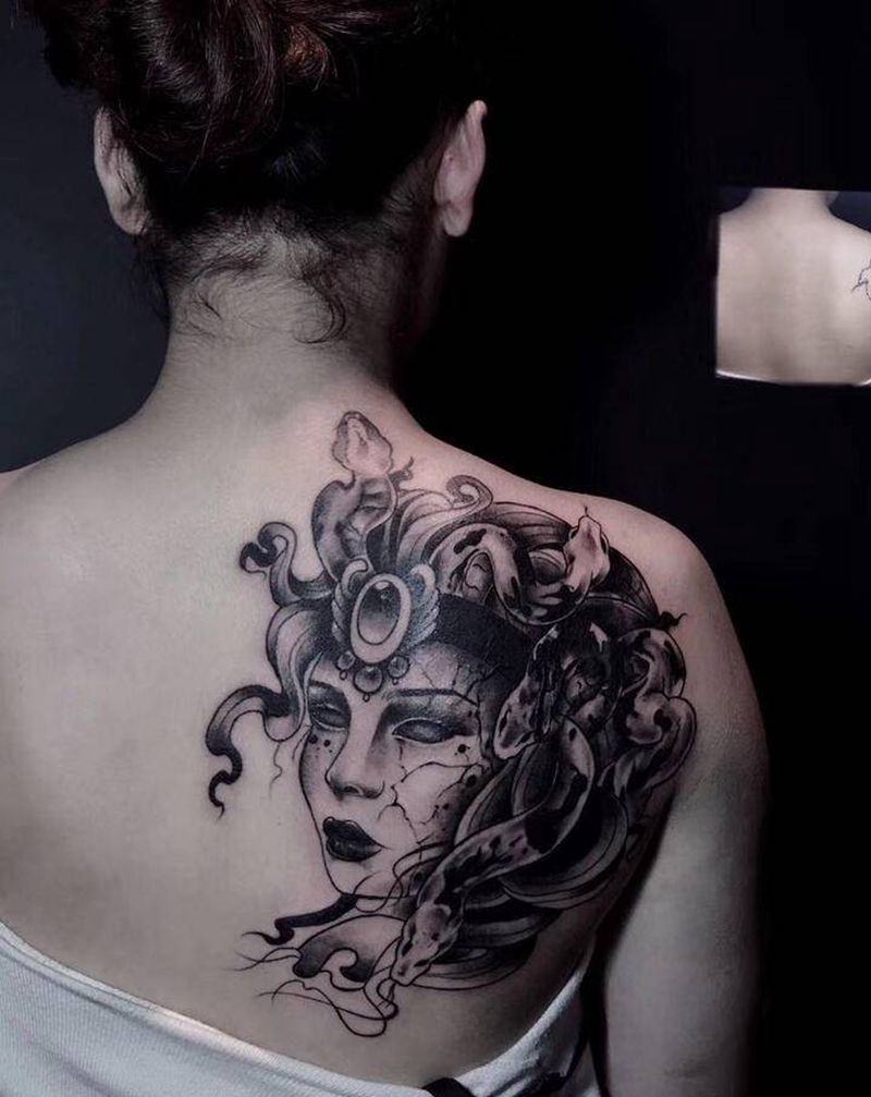 美杜莎纹身图片_背部纹身图案