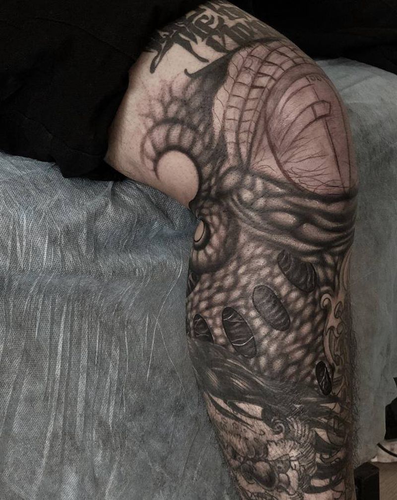 异形纹身图片_腿部欧美写实纹身图案