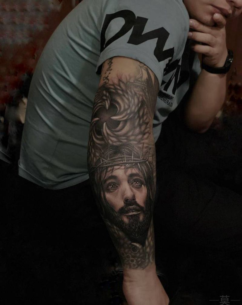 耶稣纹身图片_手臂欧美写实纹身图案