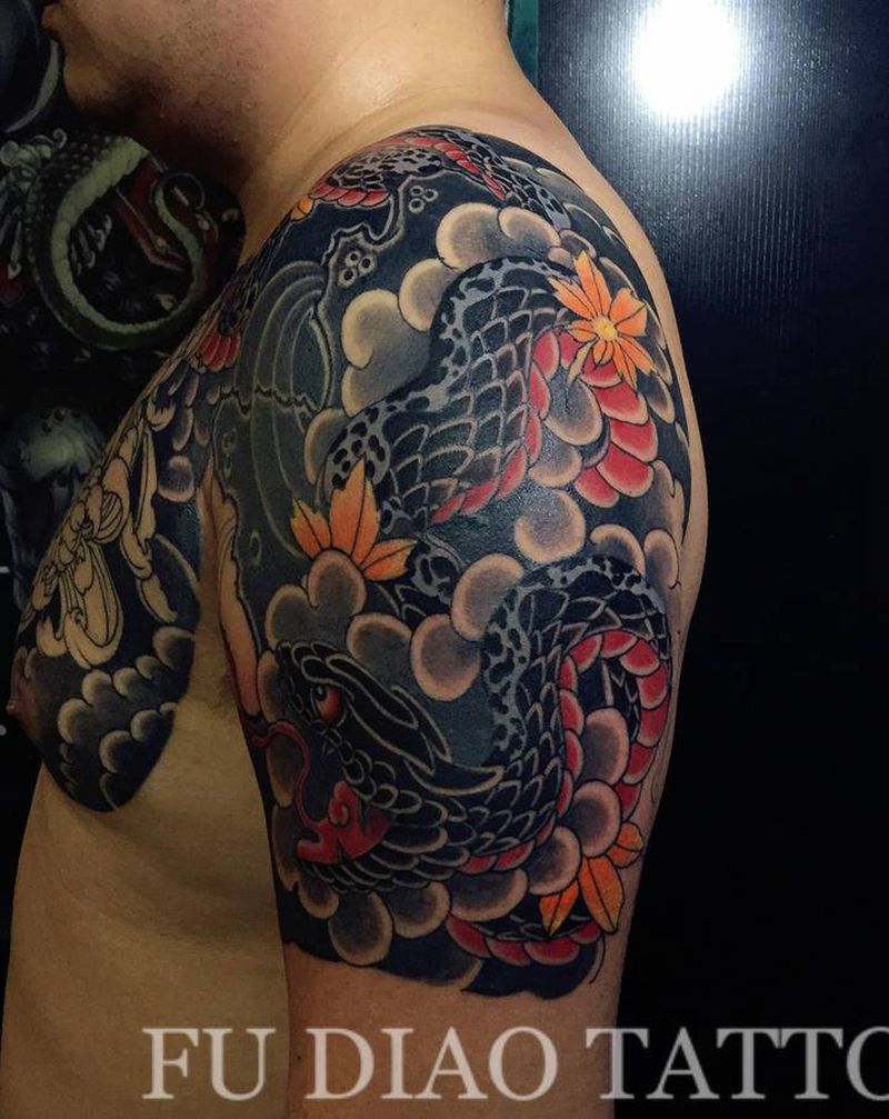 蛇 秋菊纹身图片_胸部手臂老传统纹身图案