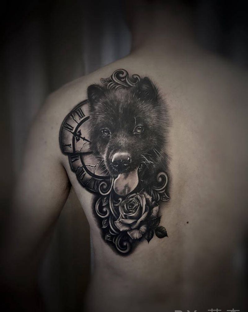 宠物纹身图片_背部欧美写实狗纹身图案