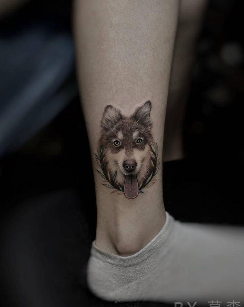 (阿拉撕家-承载者爱宠)纹身图片_腿部欧美写实狗纹身图案