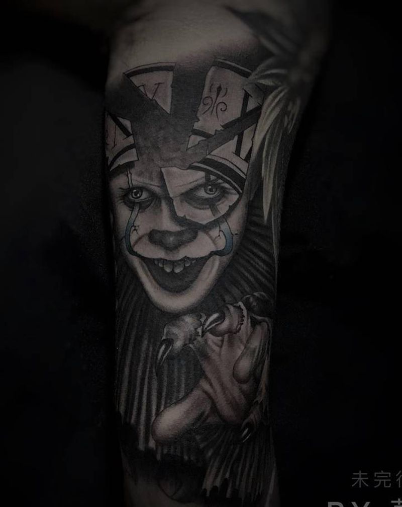 小丑纹身图片_手臂欧美写实小丑纹身图案