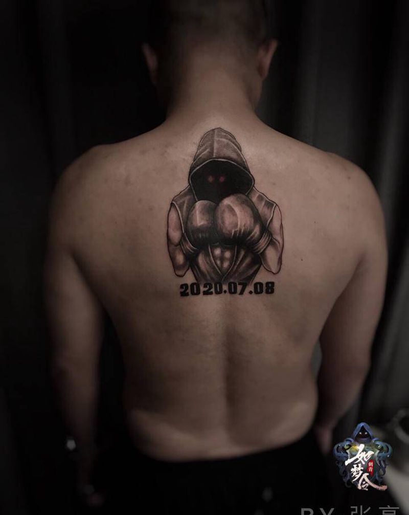 拳手纹身图片_背部纹身图案