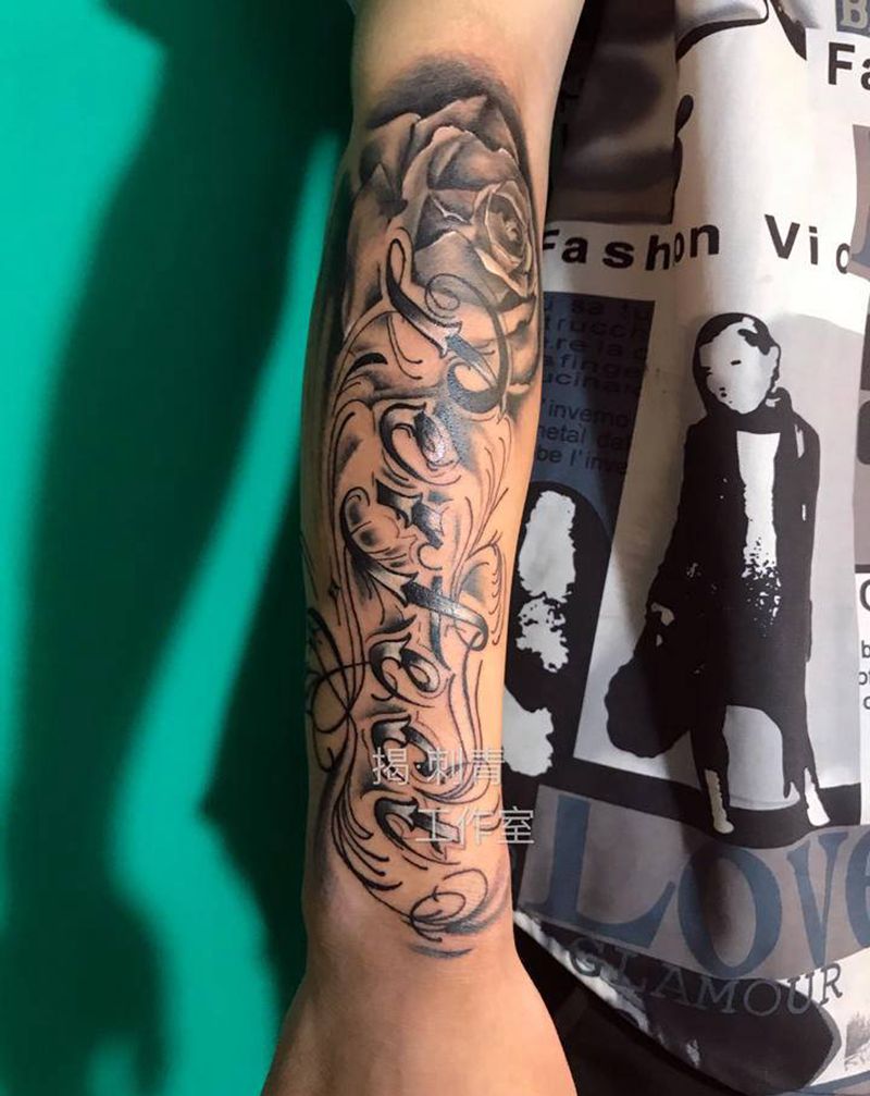 花体➕写实玫瑰纹身图片_手臂欧美写实花体字纹身图案