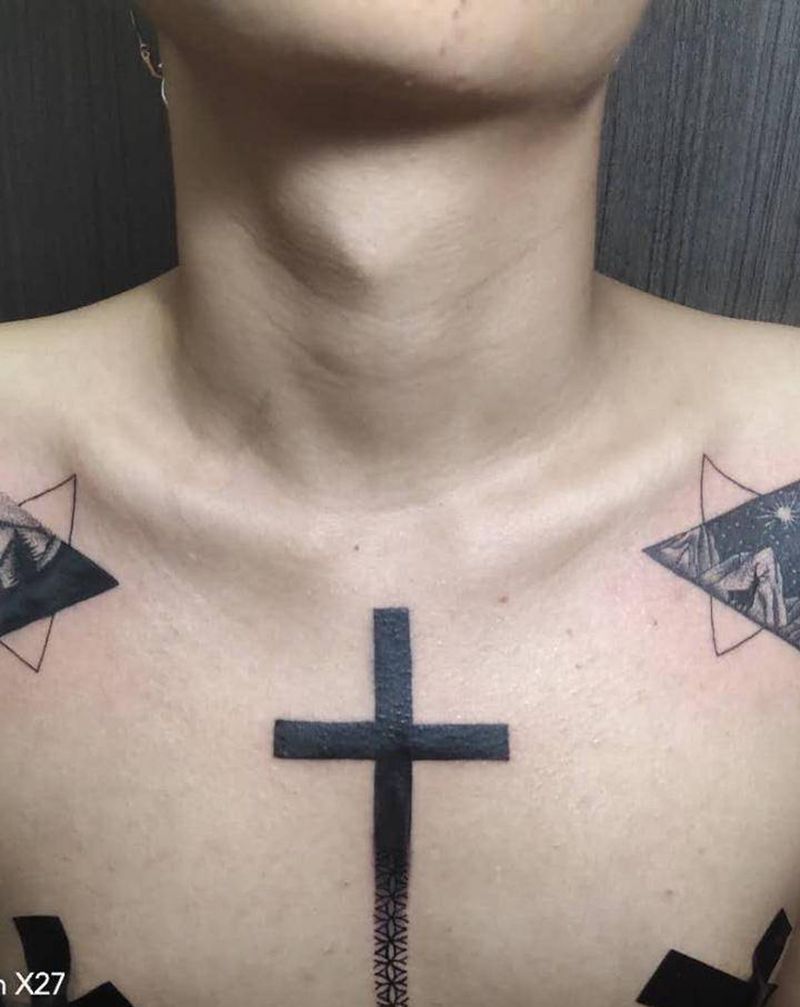 意境小图纹身图片_胸部纹身图案