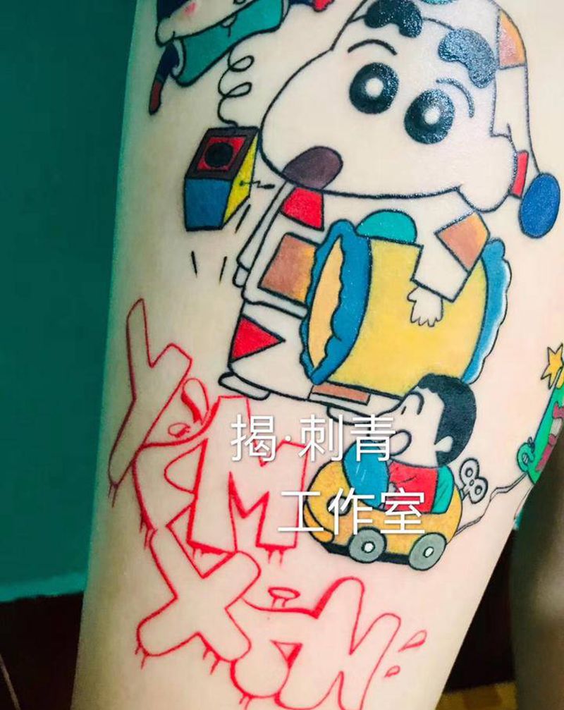 蜡笔小新纹身图片_腿部水彩纹身图案