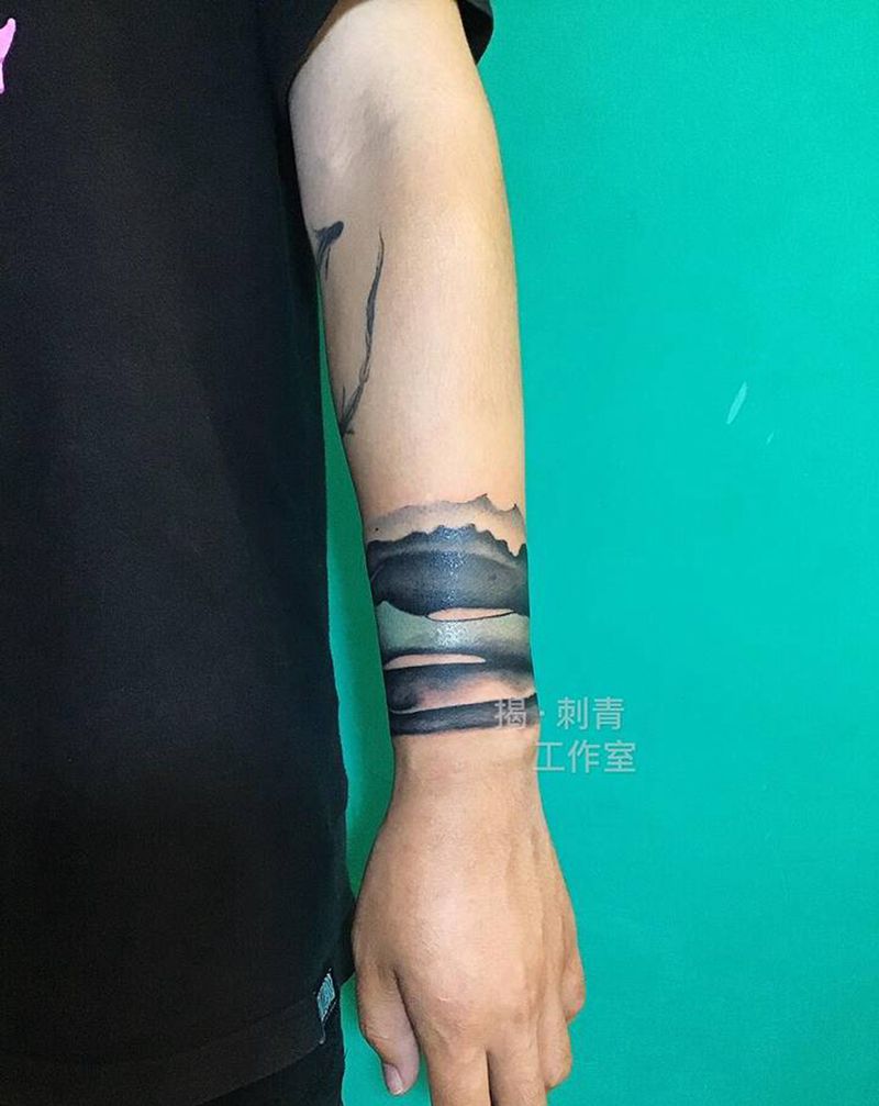 水墨臂环纹身图片_手臂水墨纹身图案