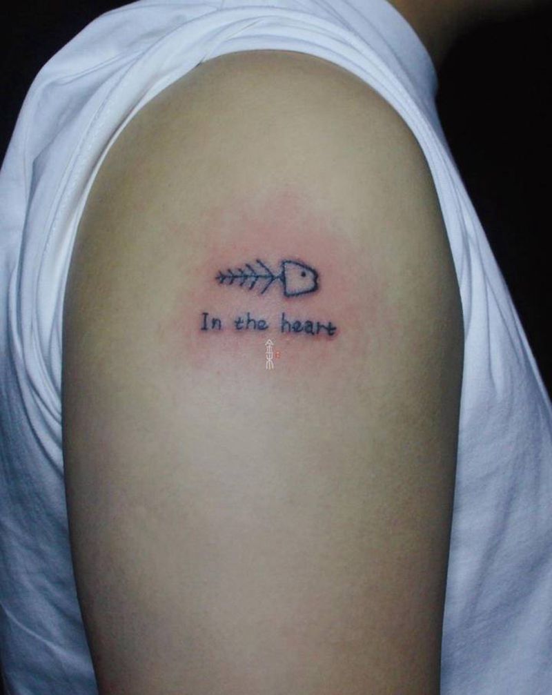 鱼骨，小清新纹身图片_手臂鱼骨鱼英文纹身图案