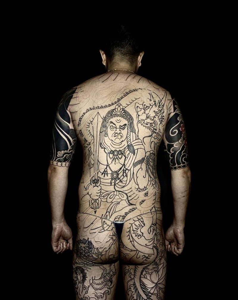 不动明王纹身图片_背部臀部老传统纹身图案