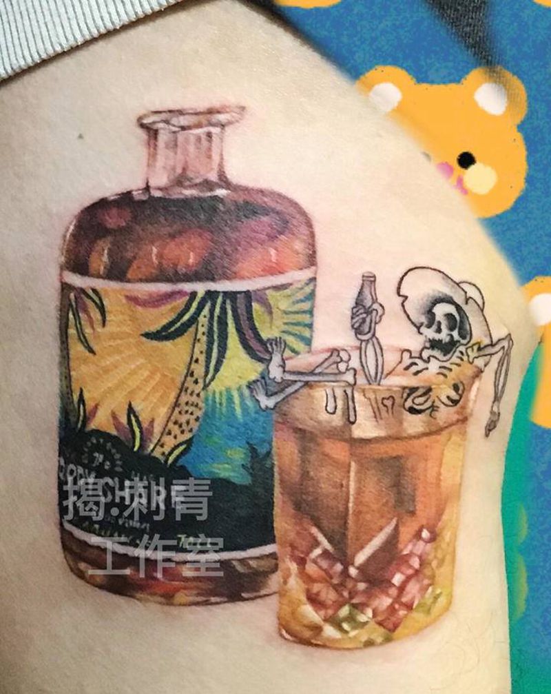 酒瓶子纹身图片_臀部水彩纹身图案