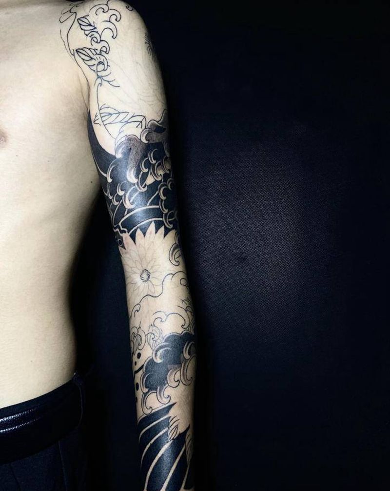 菊花与浪纹身图片_手臂手部老传统纹身图案