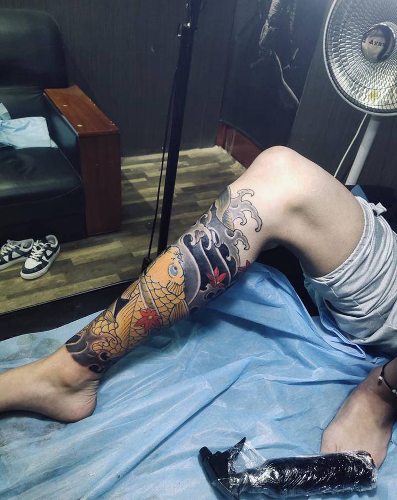 富贵鲤鱼纹身图片_腿部老传统鲤鱼纹身图案