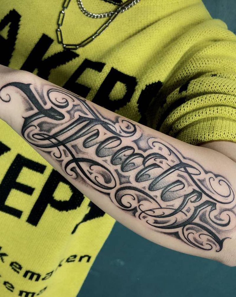 # Fearless• 无畏纹身图片_手臂花体字纹身图案