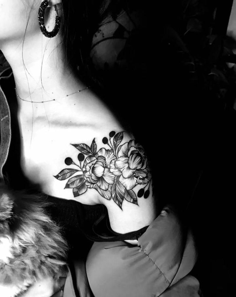 素花纹身图片_肩部胸部点刺纹身图案