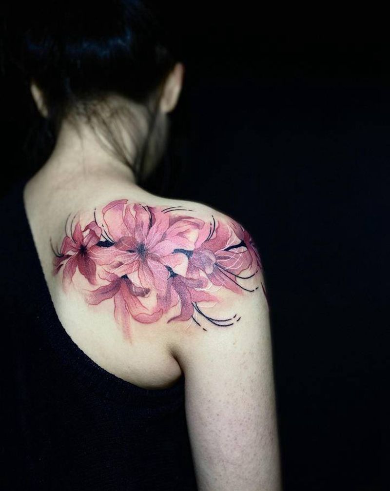 彼岸花纹身图片_肩部背部水彩水墨纹身图案