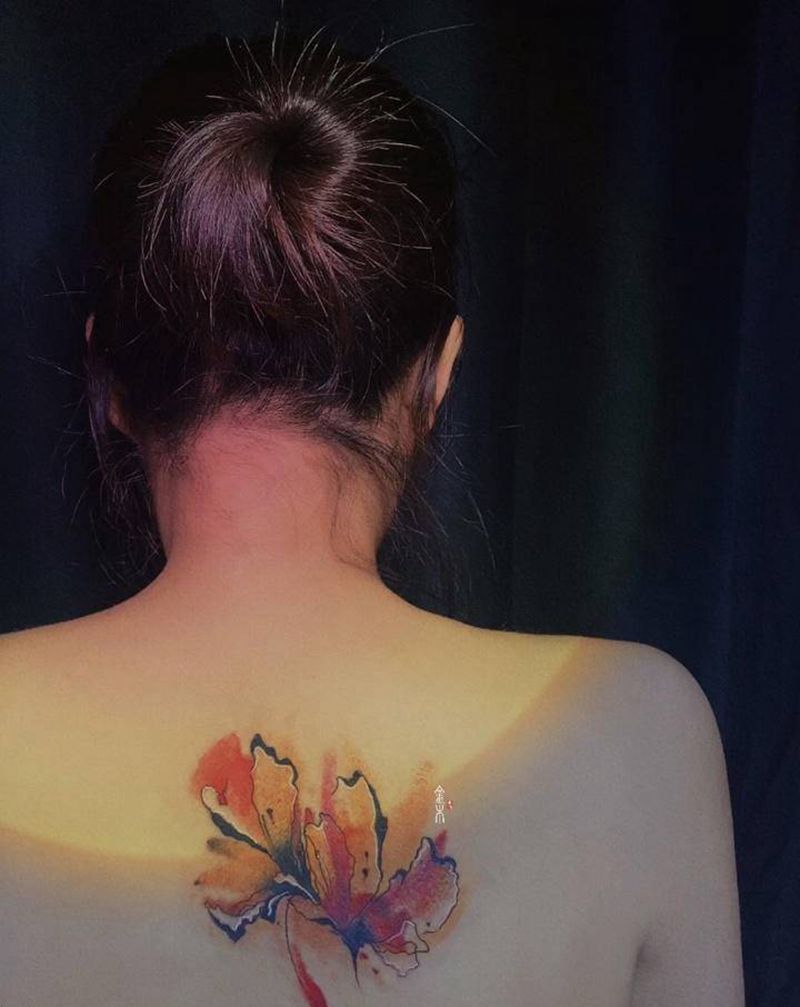 花卉纹身图片_背部肩部水彩New School纹身图案