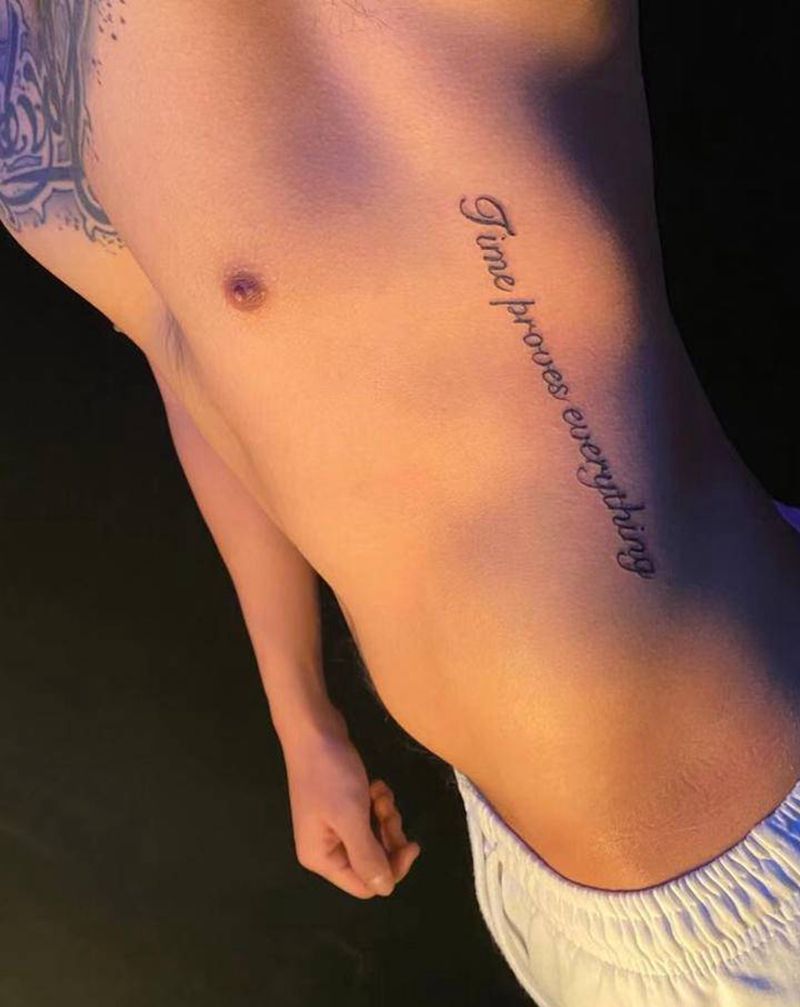 南宁肥超，独领风骚[偷笑]纹身图片_腰部花体字性感健身纹身图案