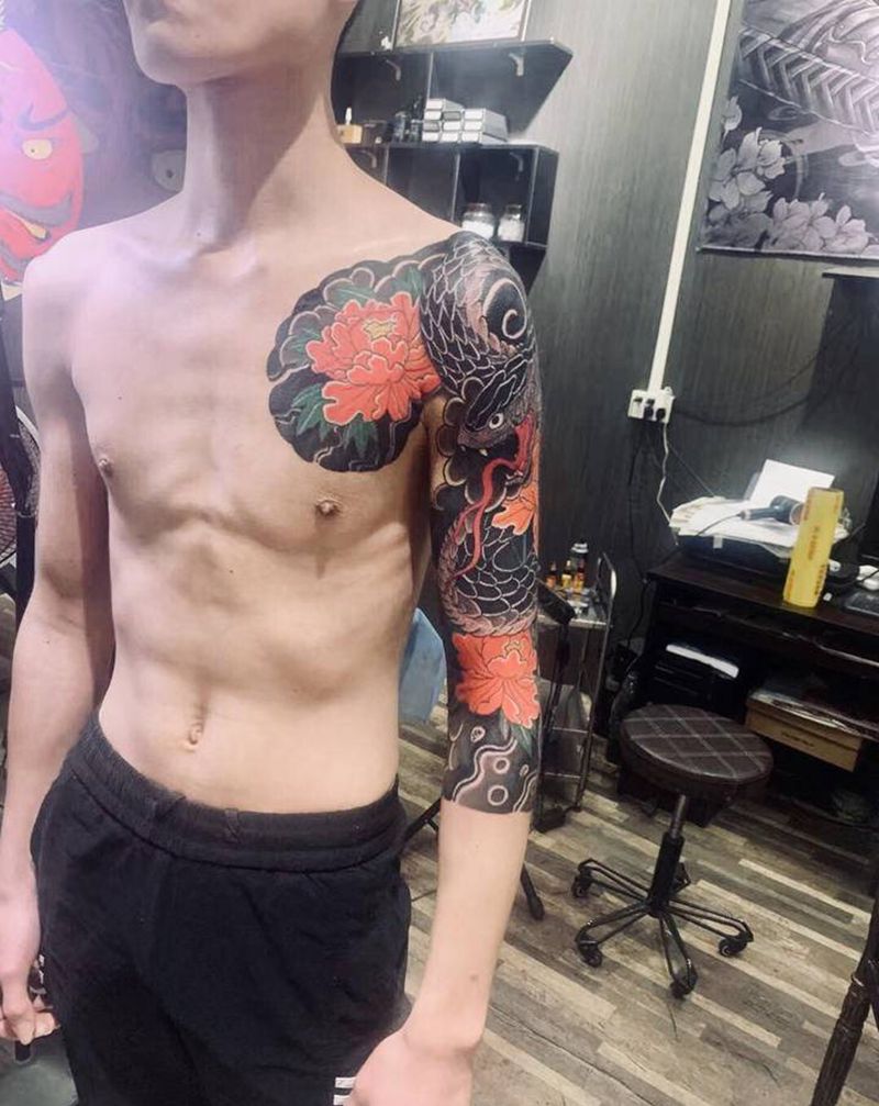蛇戏牡丹七分袖纹身图片_手臂老传统纹身图案