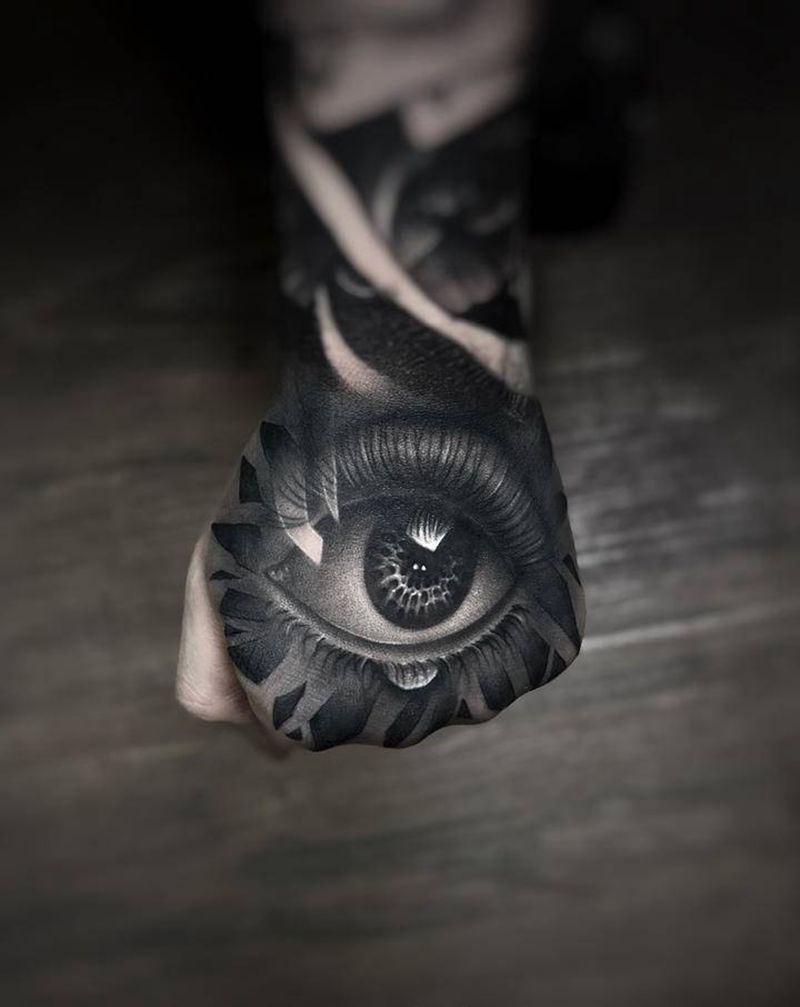 满背纹身图片_手部欧美写实眼睛纹身图案