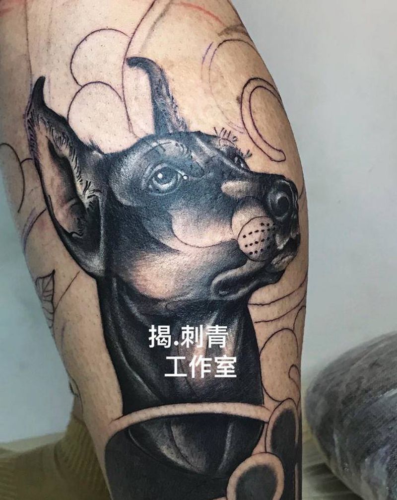 杜宾纹身图片_腿部欧美写实纹身图案
