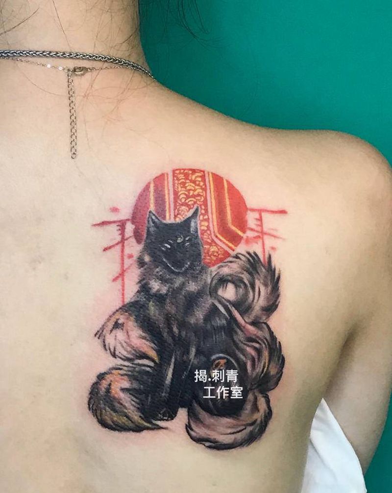黑金小狐狸纹身图片_背部纹身图案