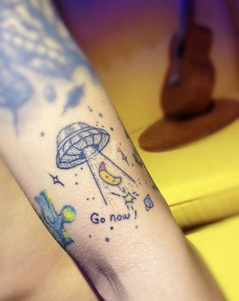 飞船纹身，小清新纹身图片_手臂New School几何飞船宇宙纹身图案