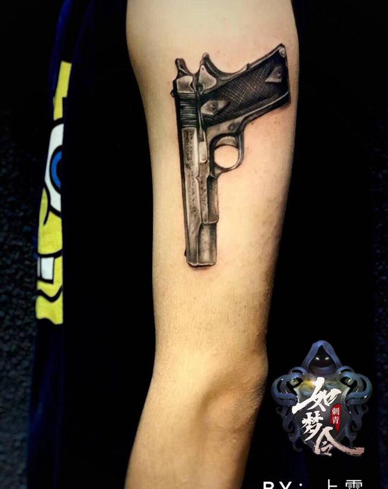 枪纹身图片_手部欧美写实纹身图案
