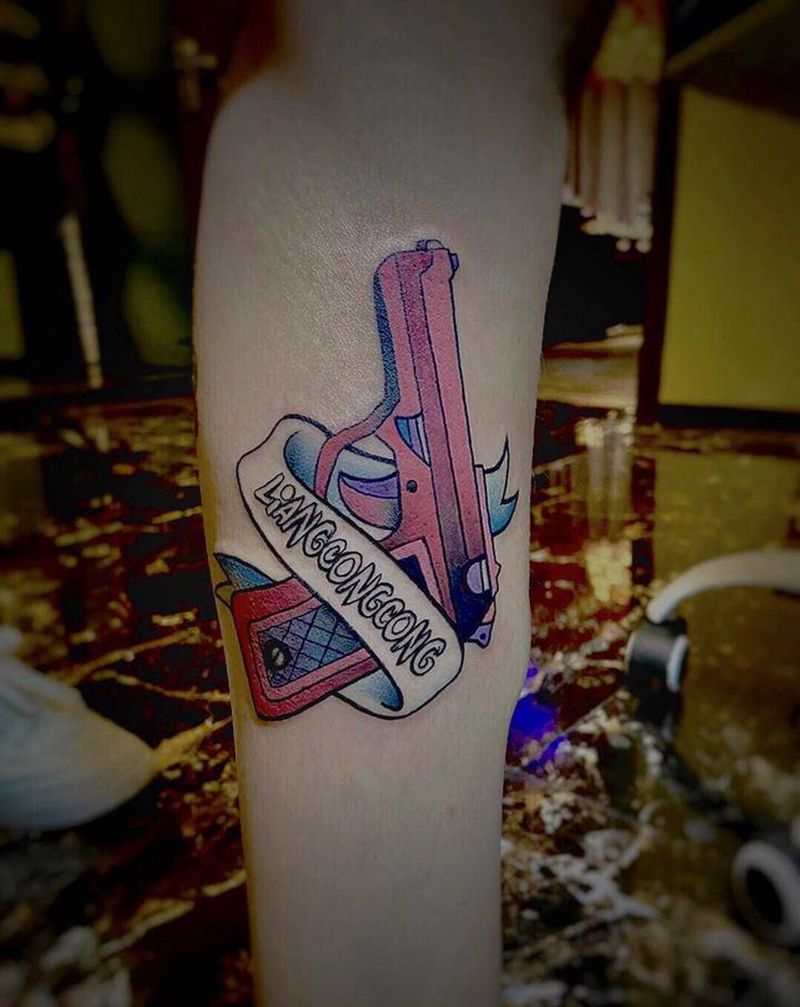 手枪纹身图片_腿部Old School纹身图案