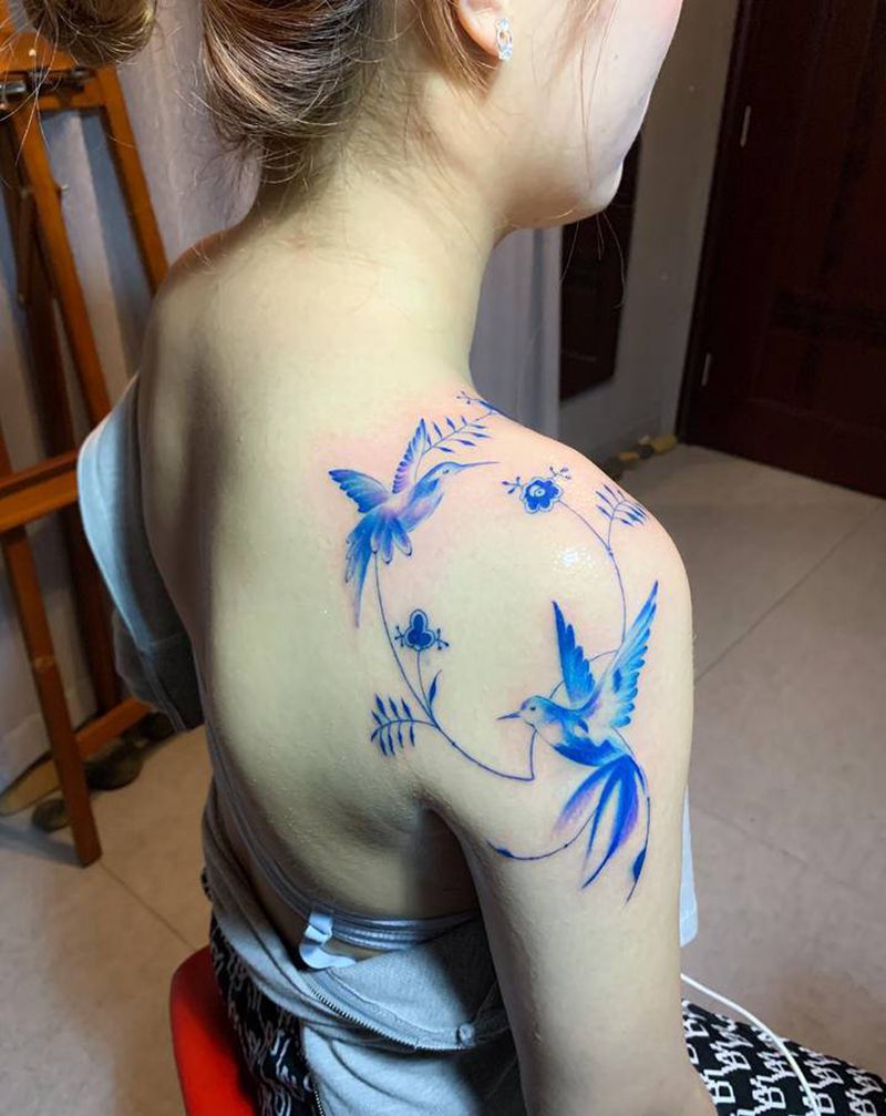 燕子纹身图片_肩部新传统水彩纹身图案