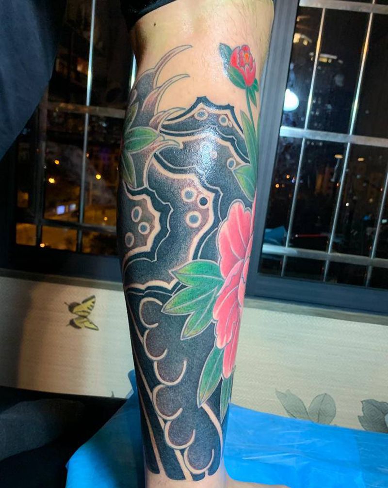 牡丹纹身图片_腿部老传统纹身图案